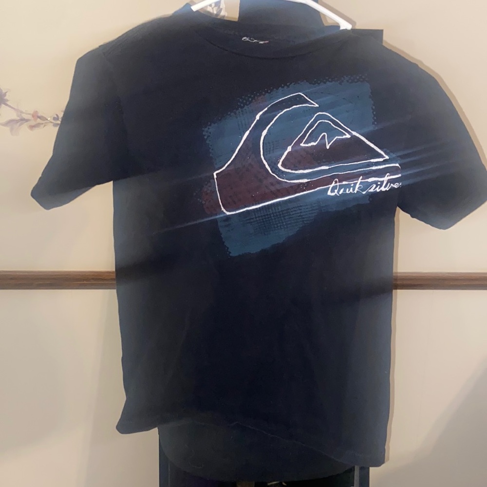 NEW LISTING CHILDREN’s quick silver short sleeve